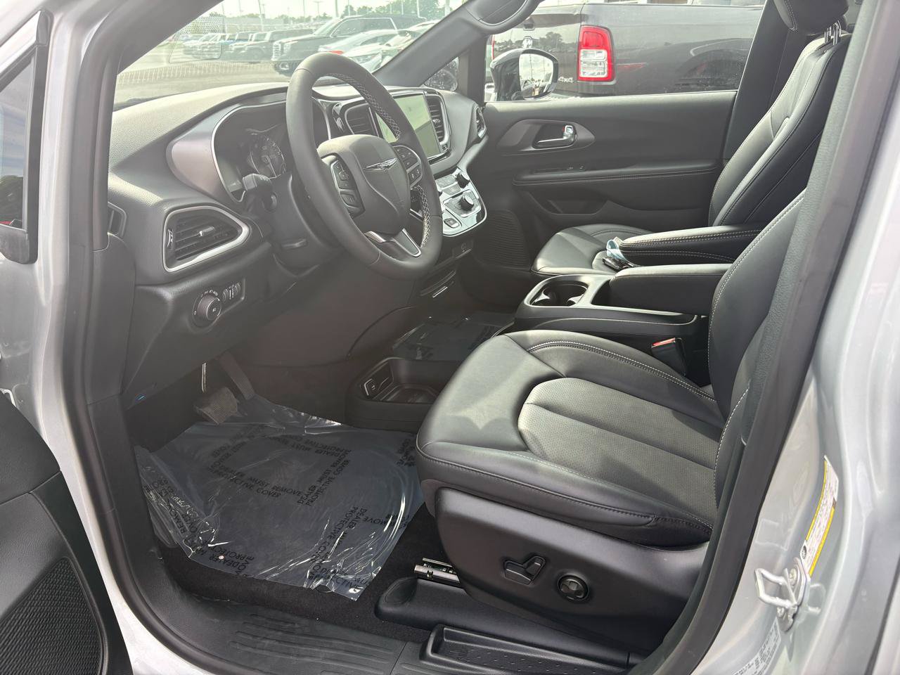 Used 2026 Chrysler Pacifica Select FWD image 18