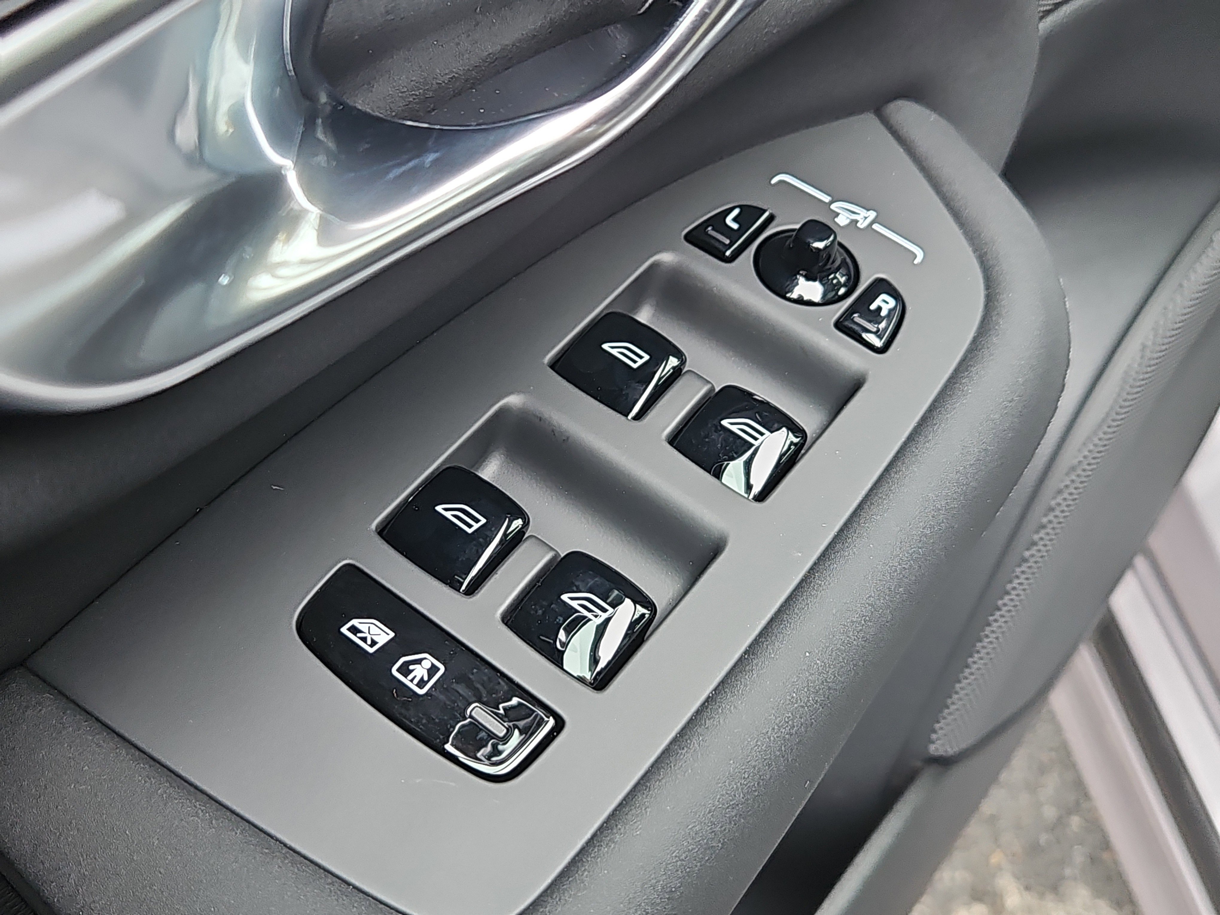 New 2026 Volvo XC90 B6 Plus w/ Protection Package Premier image 17