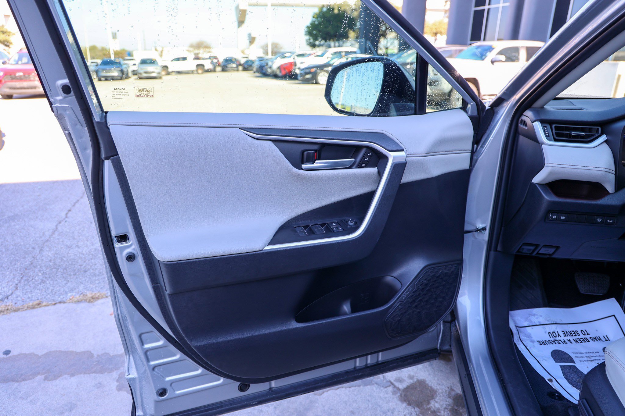 Used 2023 Toyota RAV4 Limited image 30