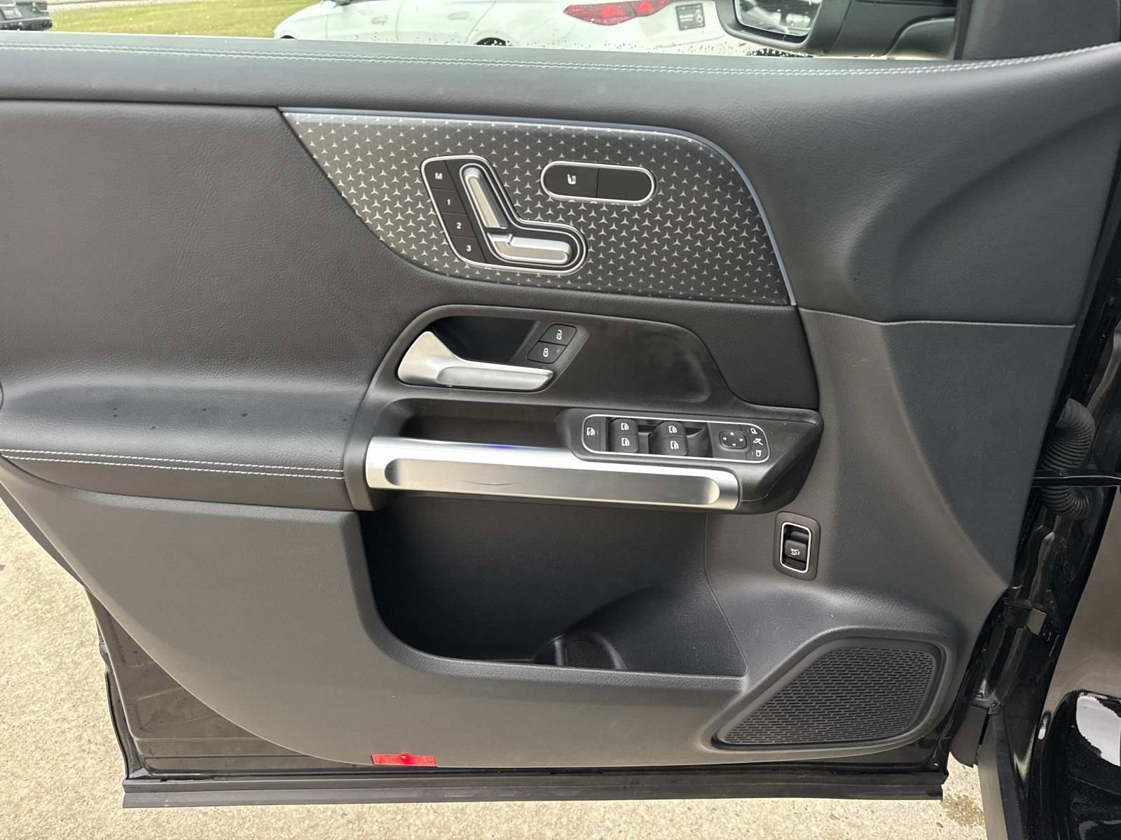 Used 2025 Mercedes-Benz GLB 250 4MATIC image 18