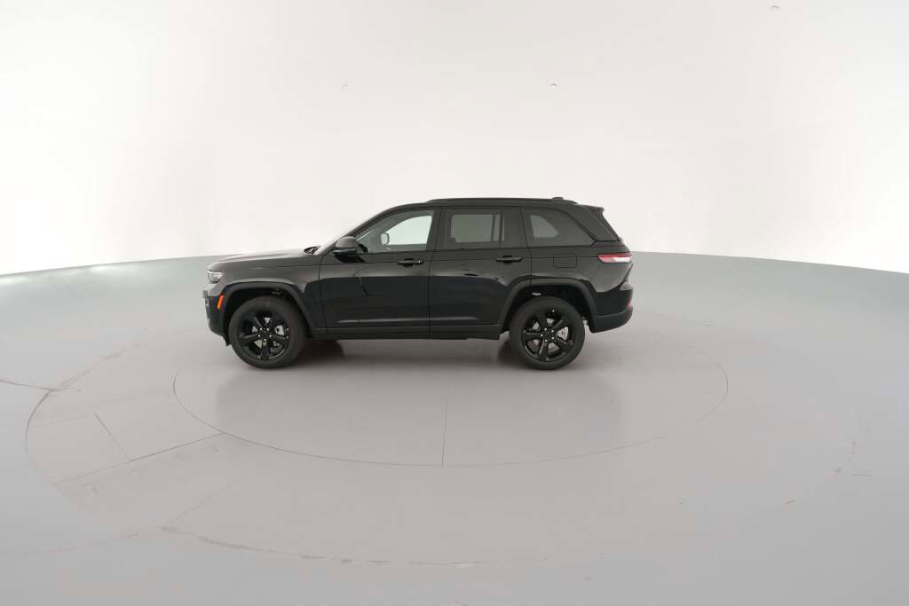 New 2025 Jeep Grand Cherokee Limited w/ Black Appearance Package image 6