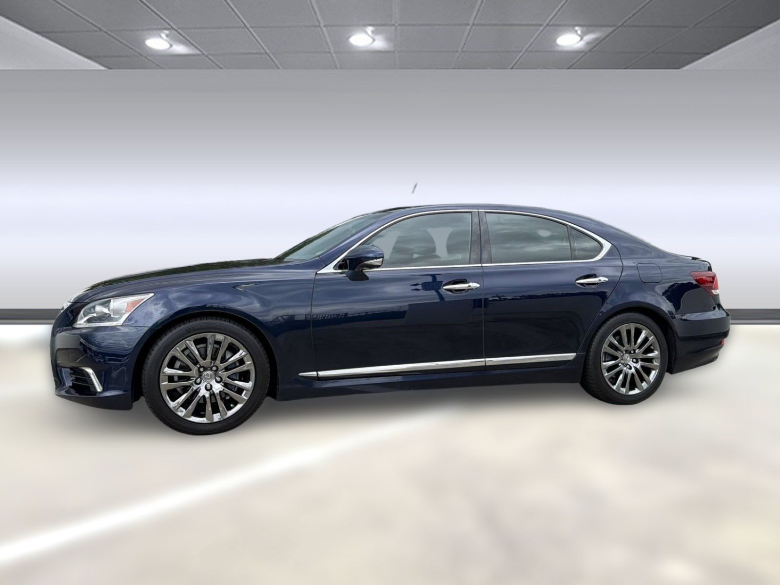 Used 2017 Lexus LS 460 RWD image 2