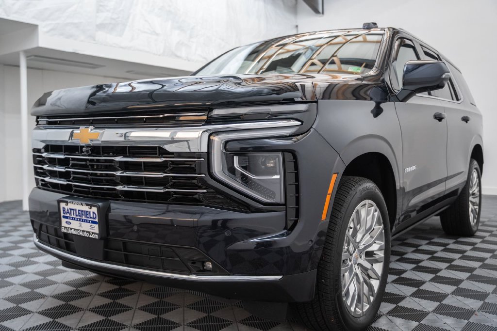 Used 2025 Chevrolet Tahoe LT w/ Comfort Package RWD image 3