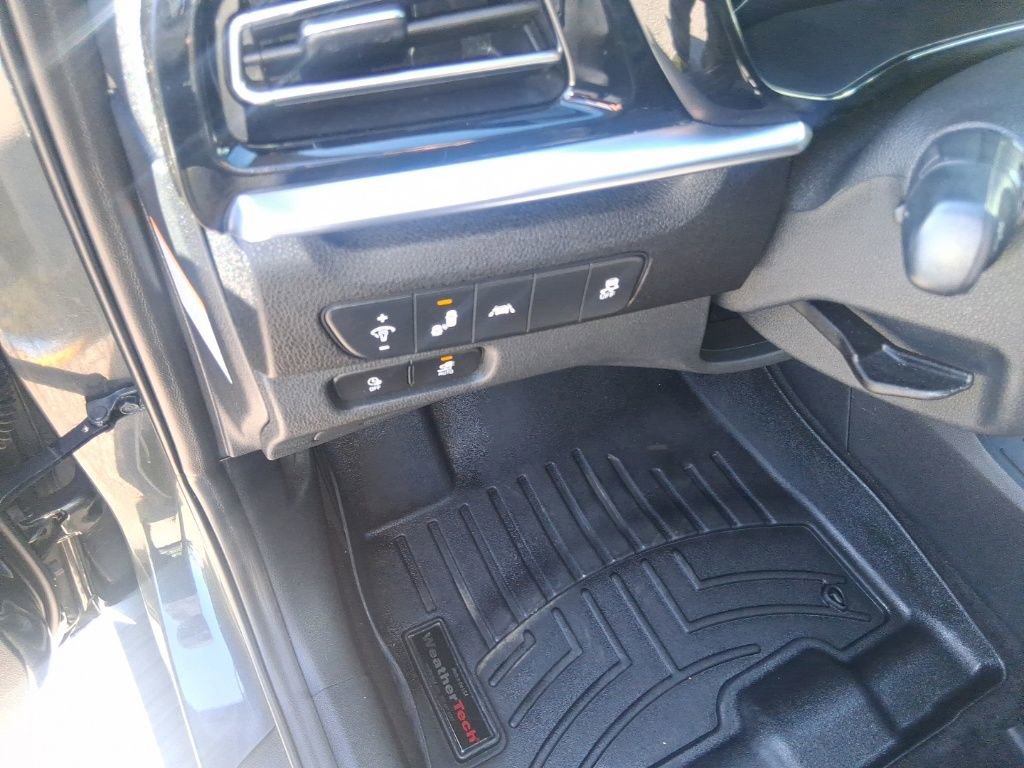 Certified 2022 Kia Niro EX w/ Cold Weather Package image 12