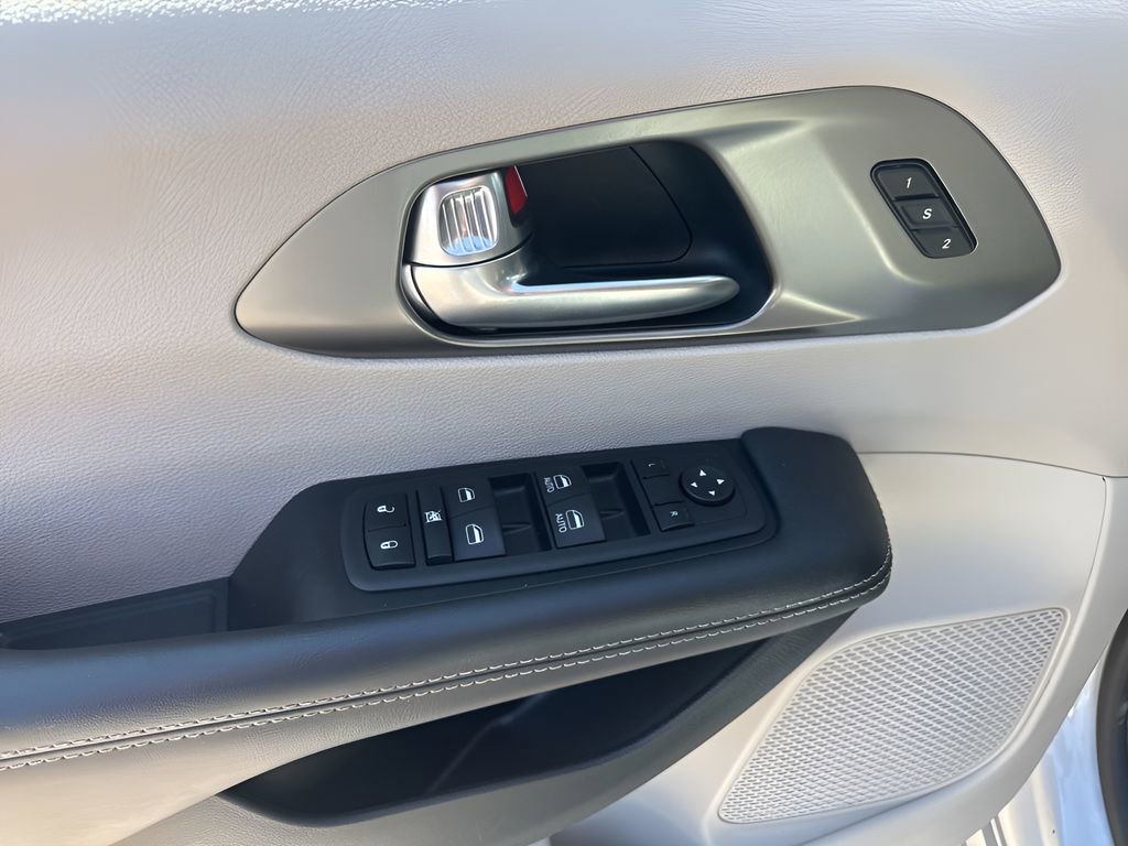 Used 2023 Chrysler Pacifica Touring-L FWD image 28