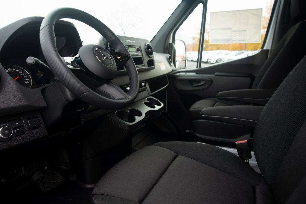 Used 2025 Mercedes-Benz Sprinter 2500 image 35