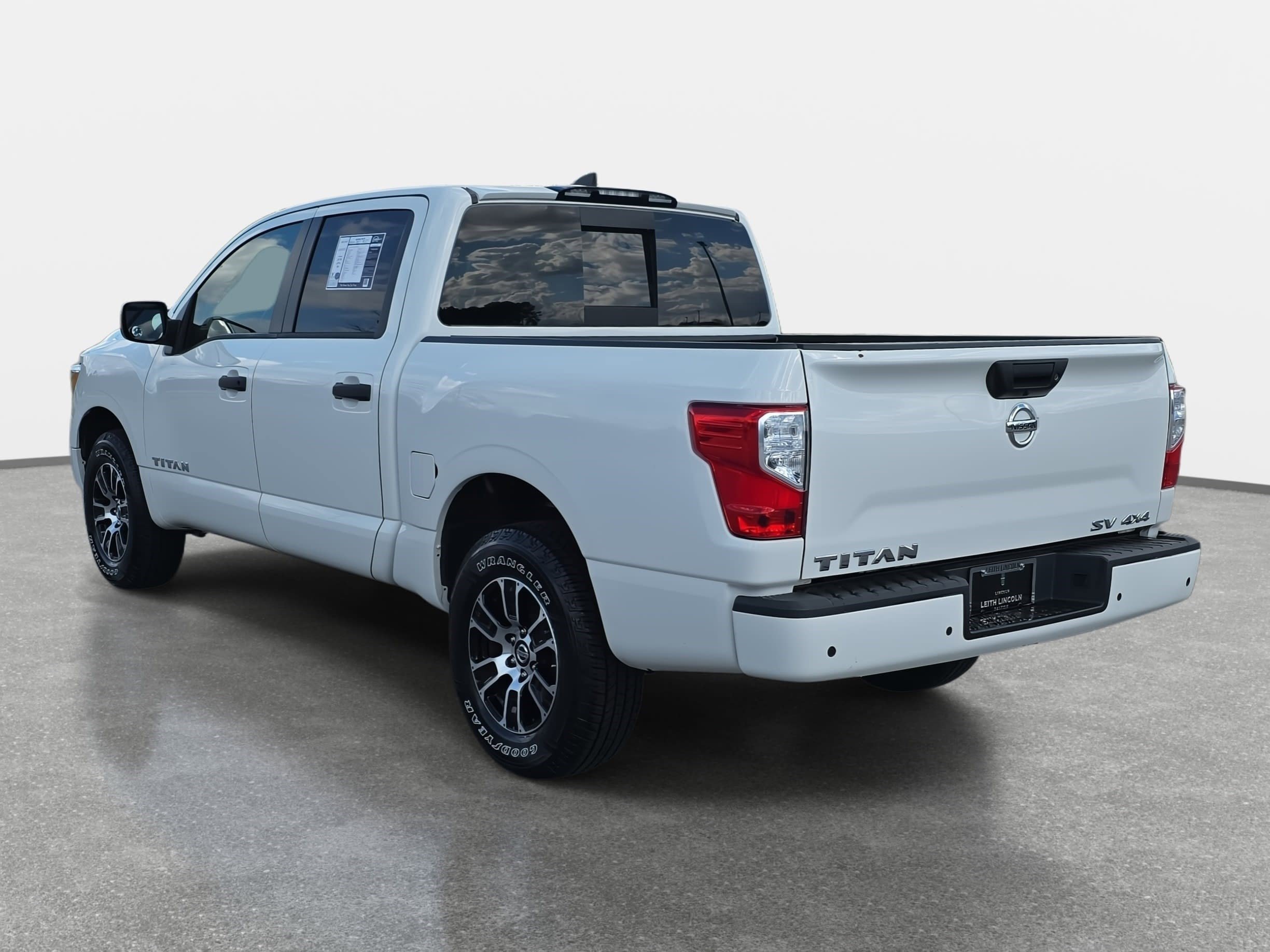 Used 2022 Nissan Titan SV image 7