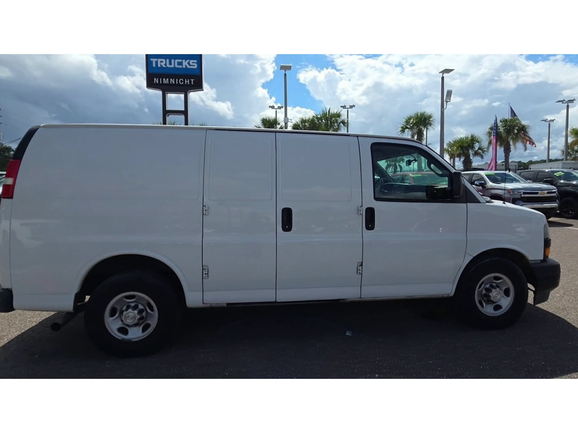 Used 2018 Chevrolet Express 2500 w/ Driver Convenience Package RWD image 9