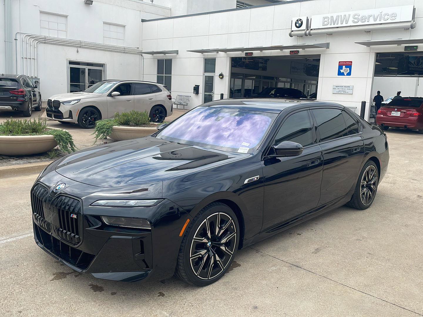 Used 2025 BMW i7 M70 AWD/4WD image 1