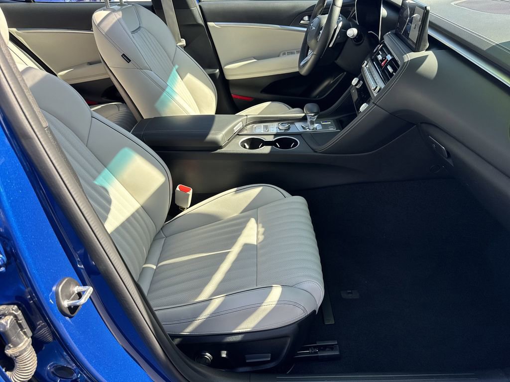Used 2025 Genesis G70 2.5T w/ Sport Prestige Package image 13