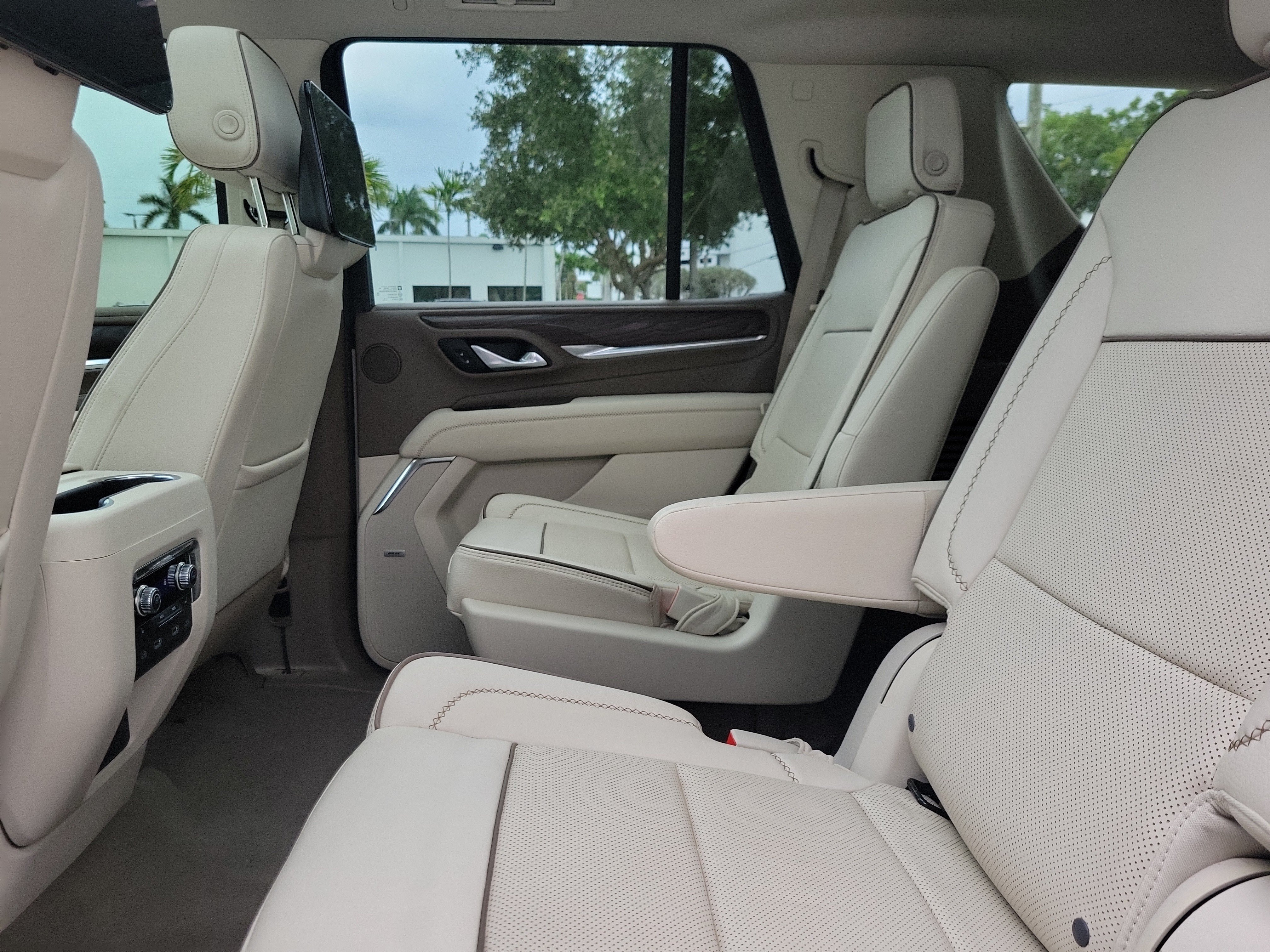 Used 2023 GMC Yukon Denali w/ Denali Reserve Package RWD image 13
