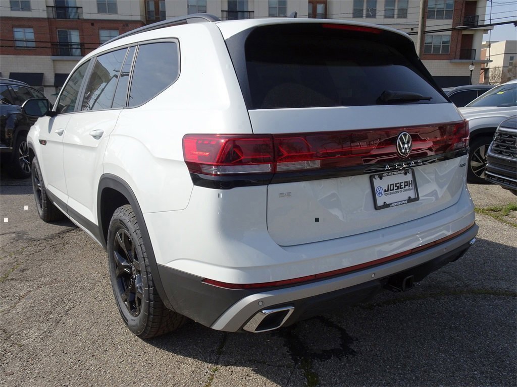New 2025 Volkswagen Atlas Peak Edition SE image 4