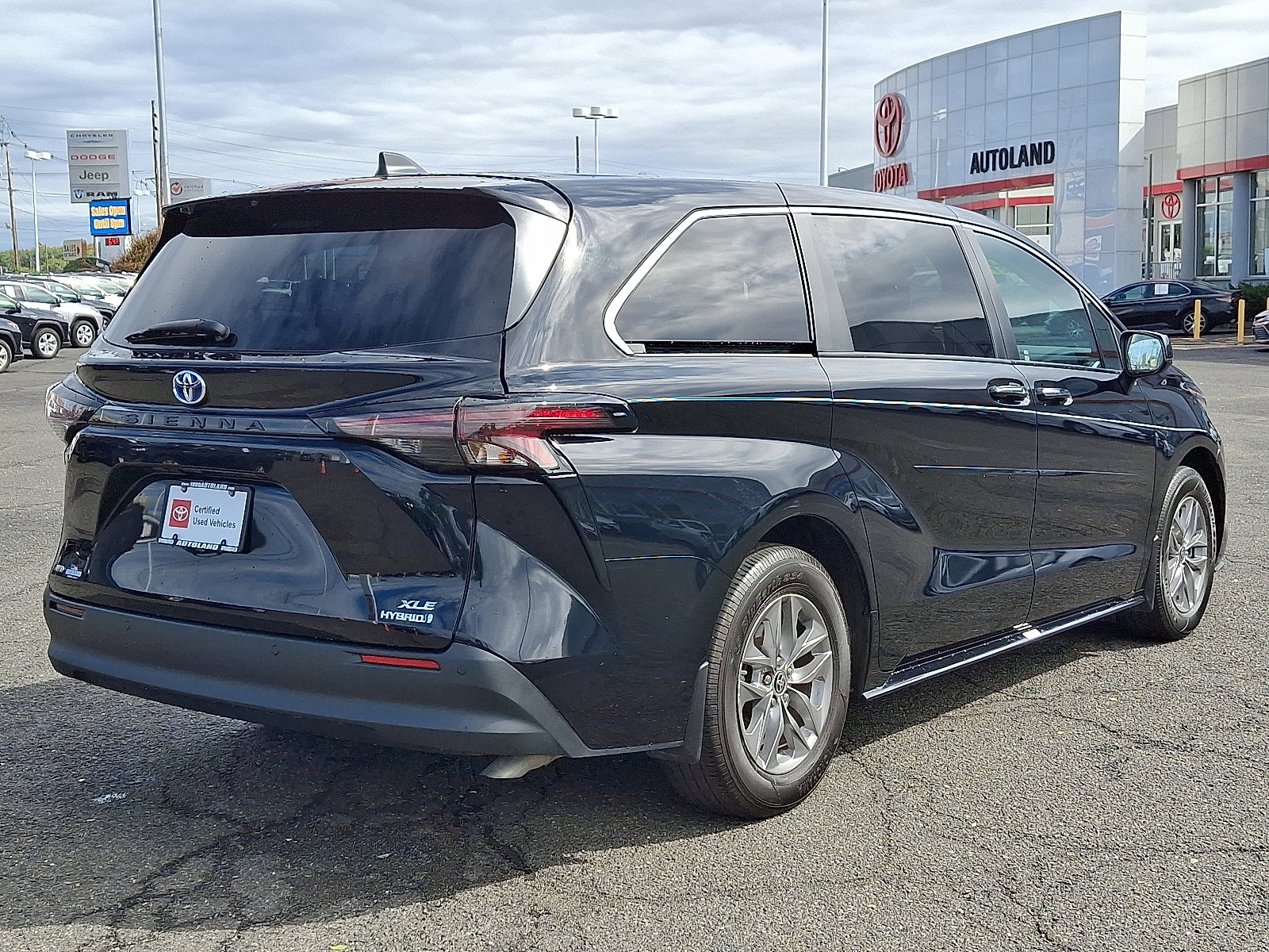 Used 2024 Toyota Sienna XLE image 7