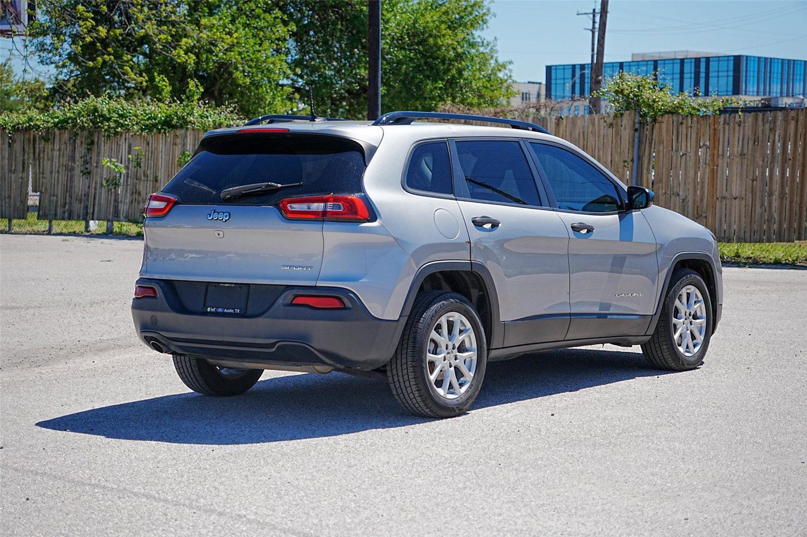 Used 2016 Jeep Cherokee Sport image 5