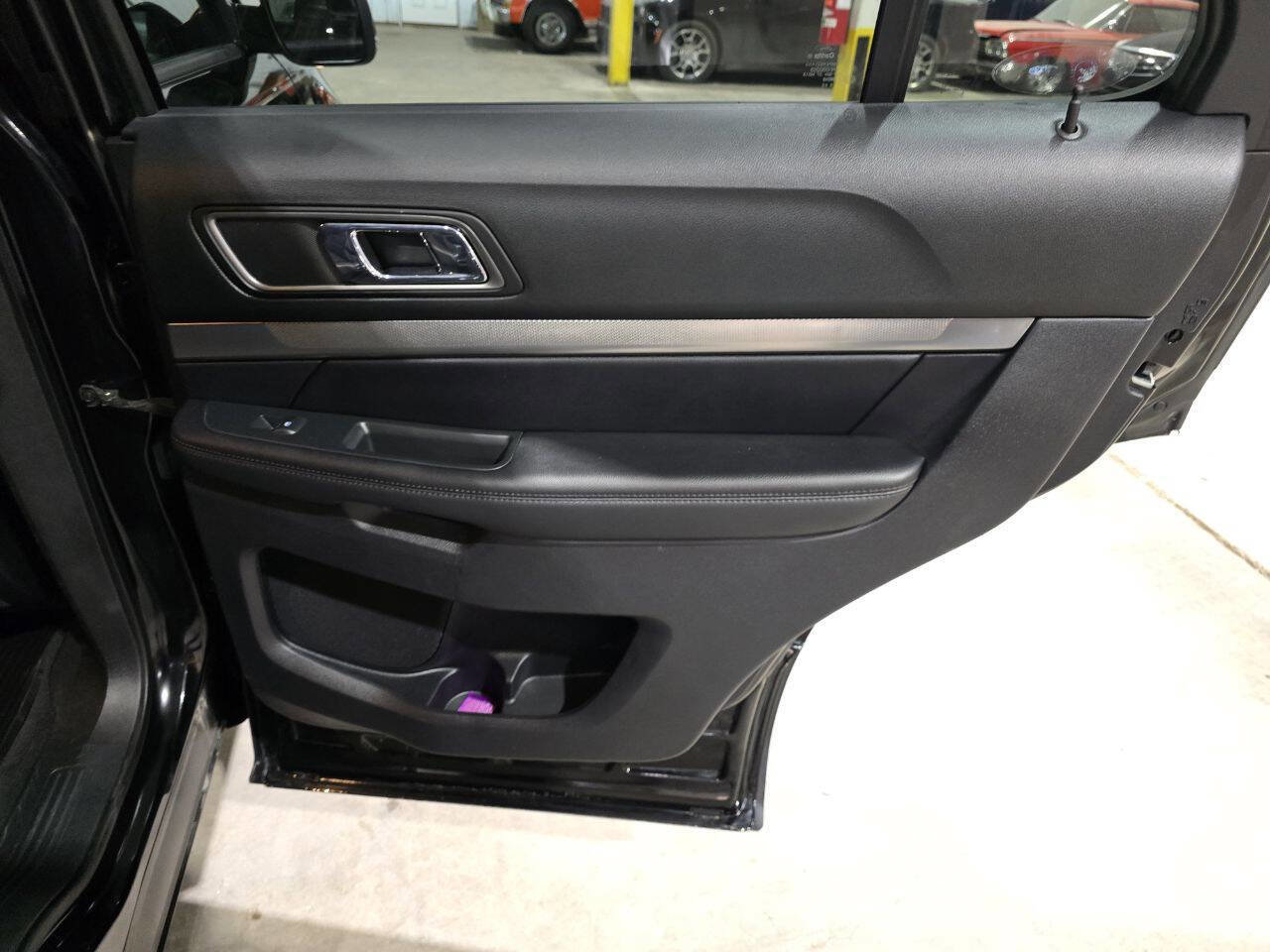 Used 2018 Ford Explorer XLT w/ Equipment Group 202A image 32