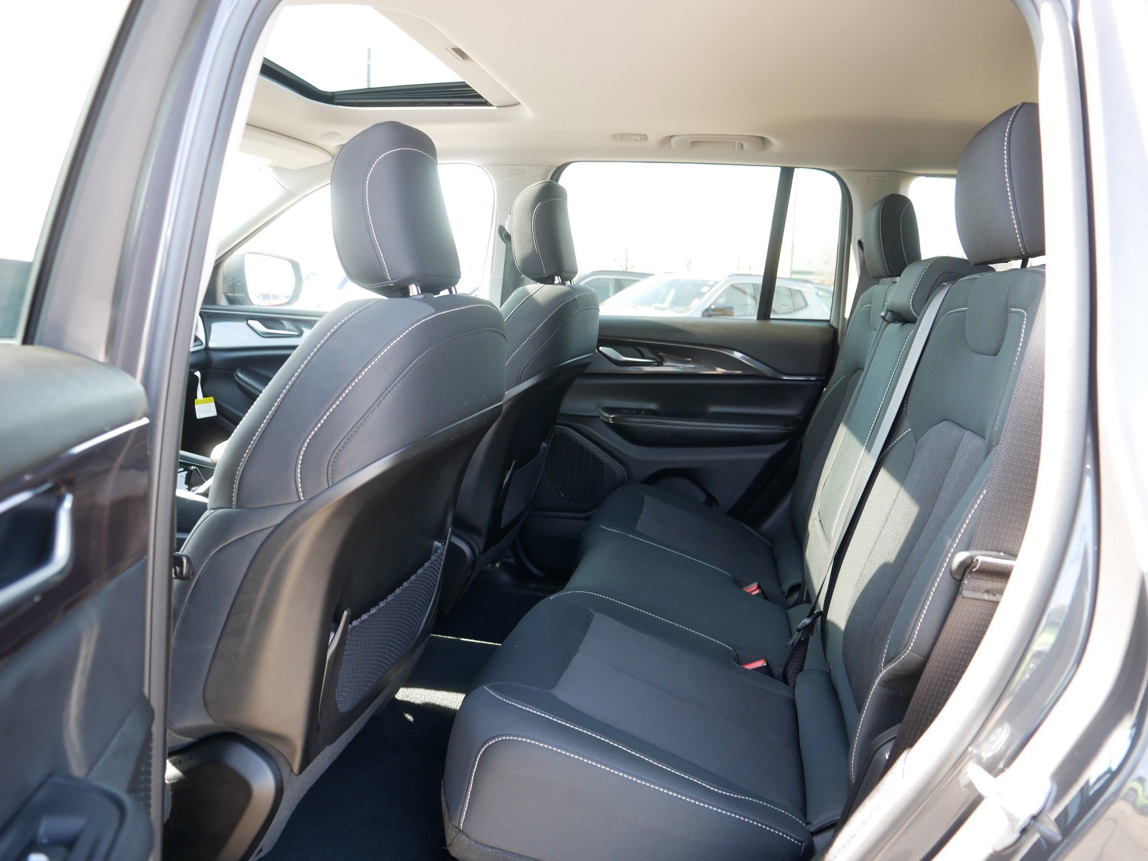 Used 2023 Jeep Grand Cherokee Laredo w/ Luxury Tech Group I image 34