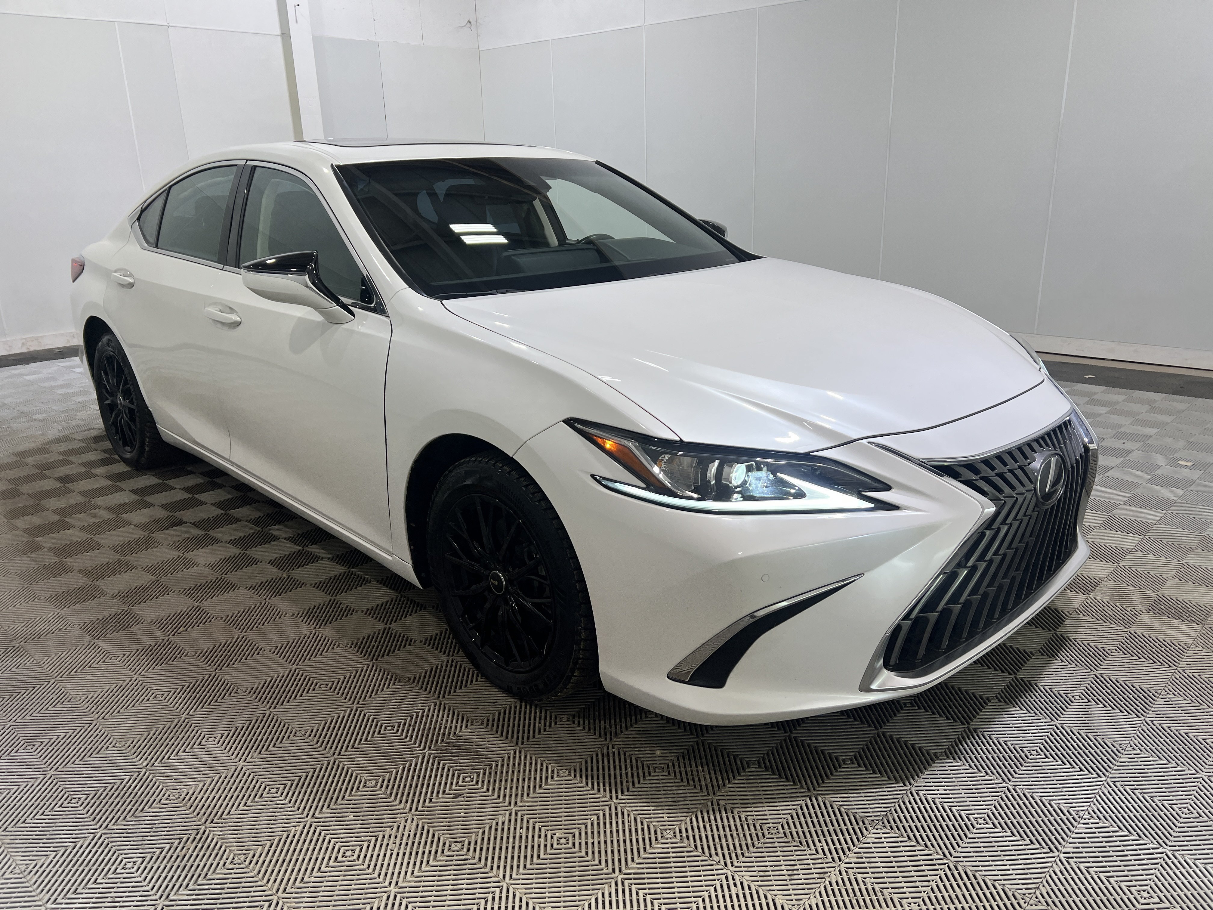 Used 2023 Lexus ES 250 w/ Premium Package AWD/4WD image 4
