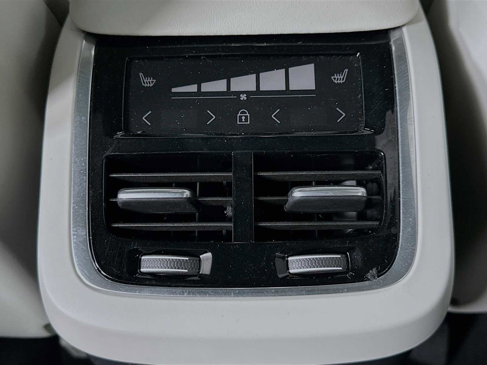 Certified 2024 Volvo XC90 B6 Ultimate image 24