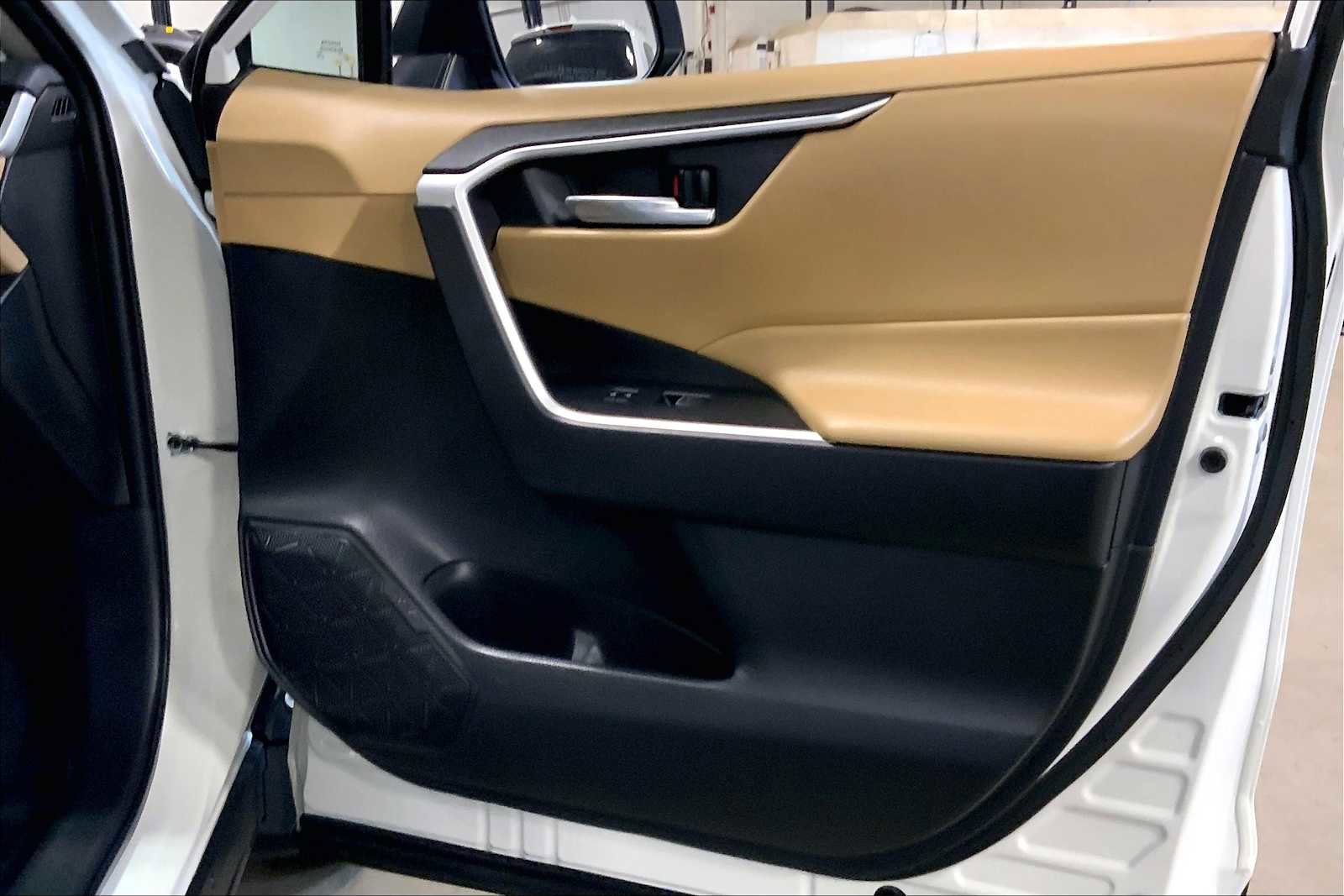 Used 2022 Toyota RAV4 XLE w/ Convenience Package image 23