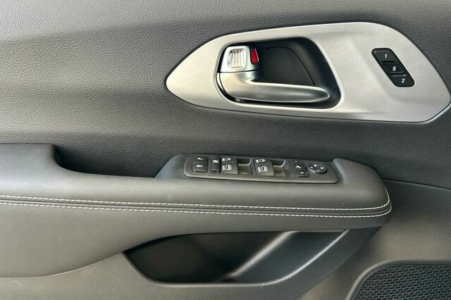 New 2025 Chrysler Pacifica Limited AWD/4WD image 8