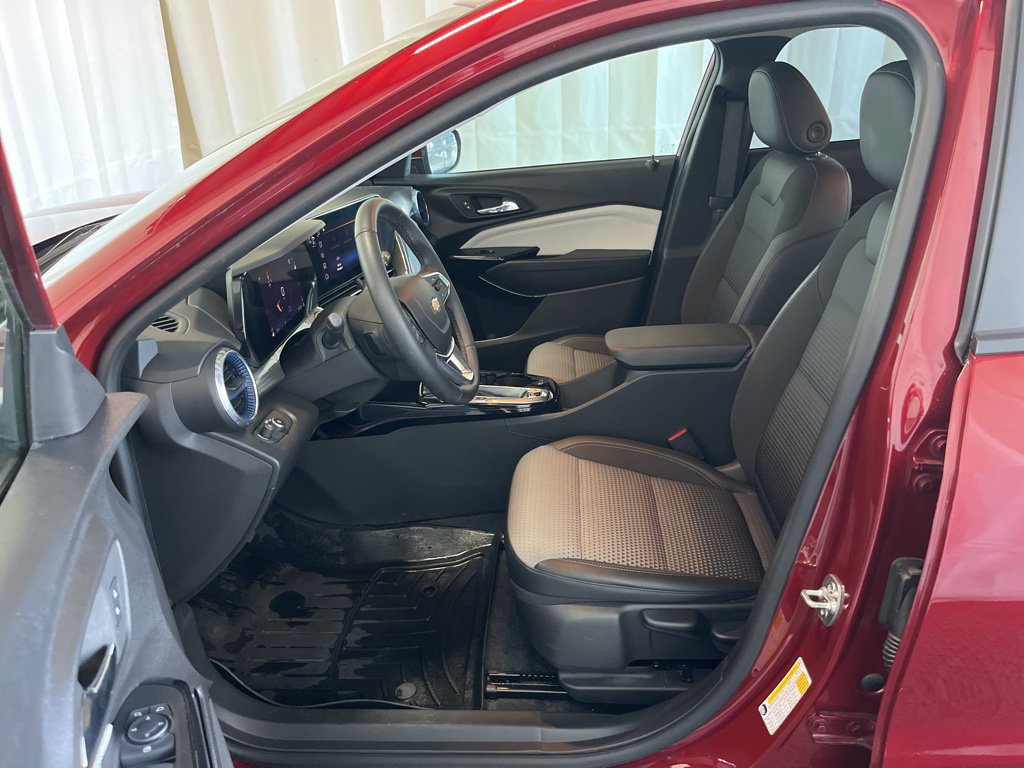 Used 2025 Chevrolet Trax LT w/ Driver Confidence Package FWD image 3
