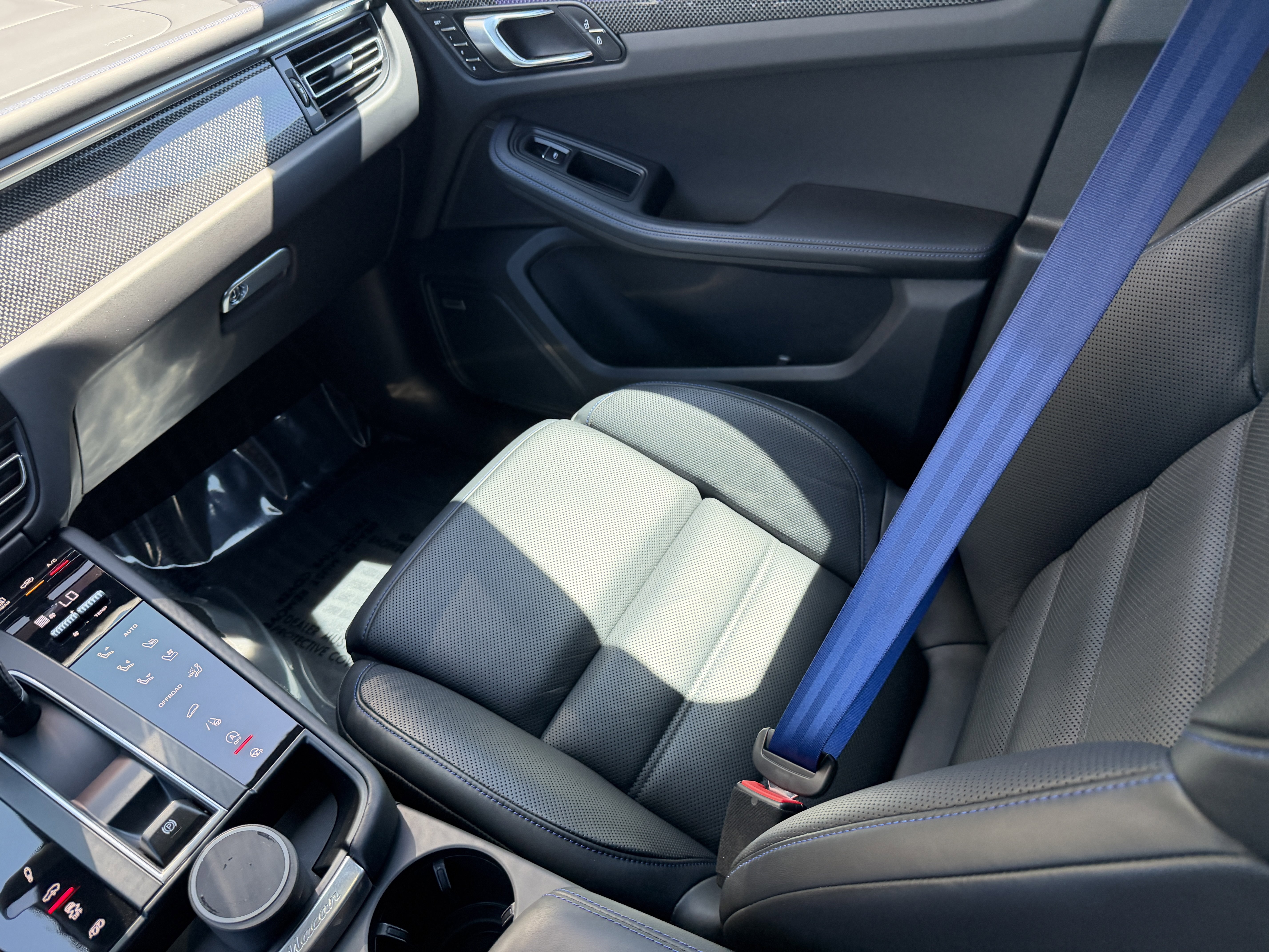 Certified 2025 Porsche Macan GTS image 19