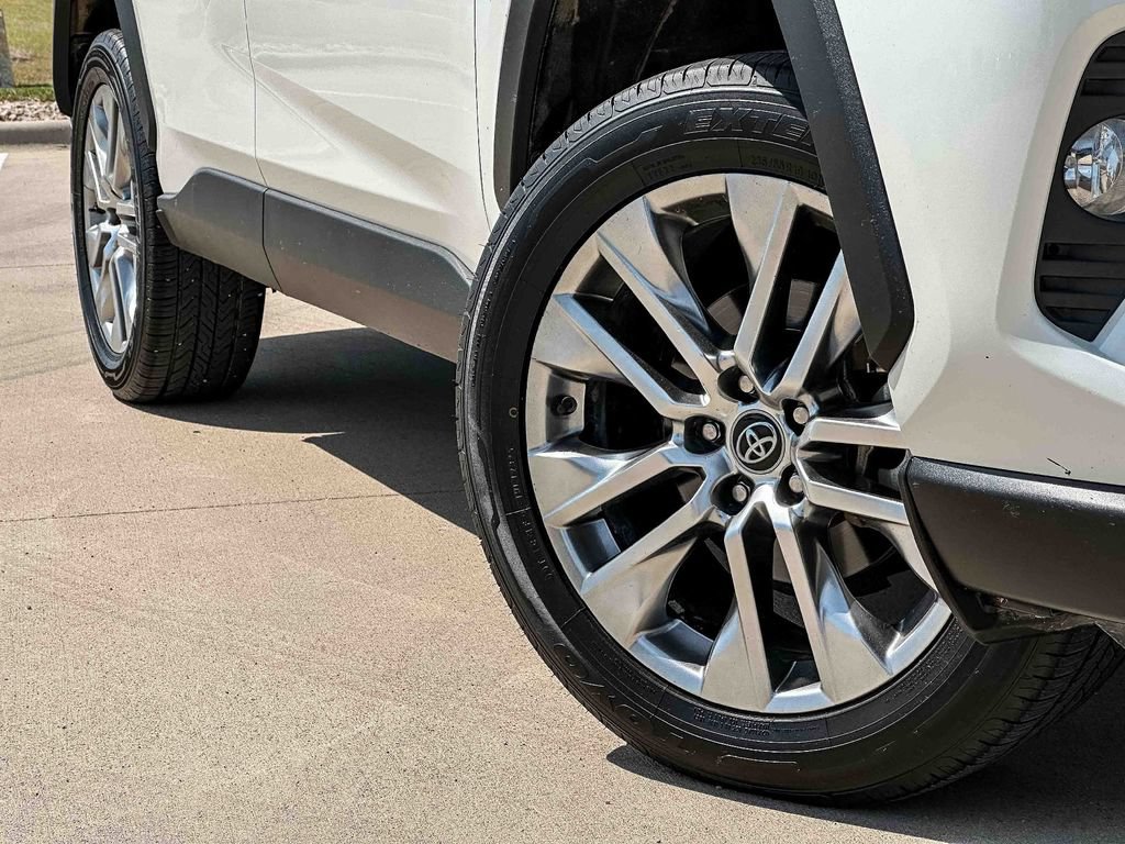 Used 2021 Toyota RAV4 XLE Premium FWD image 9