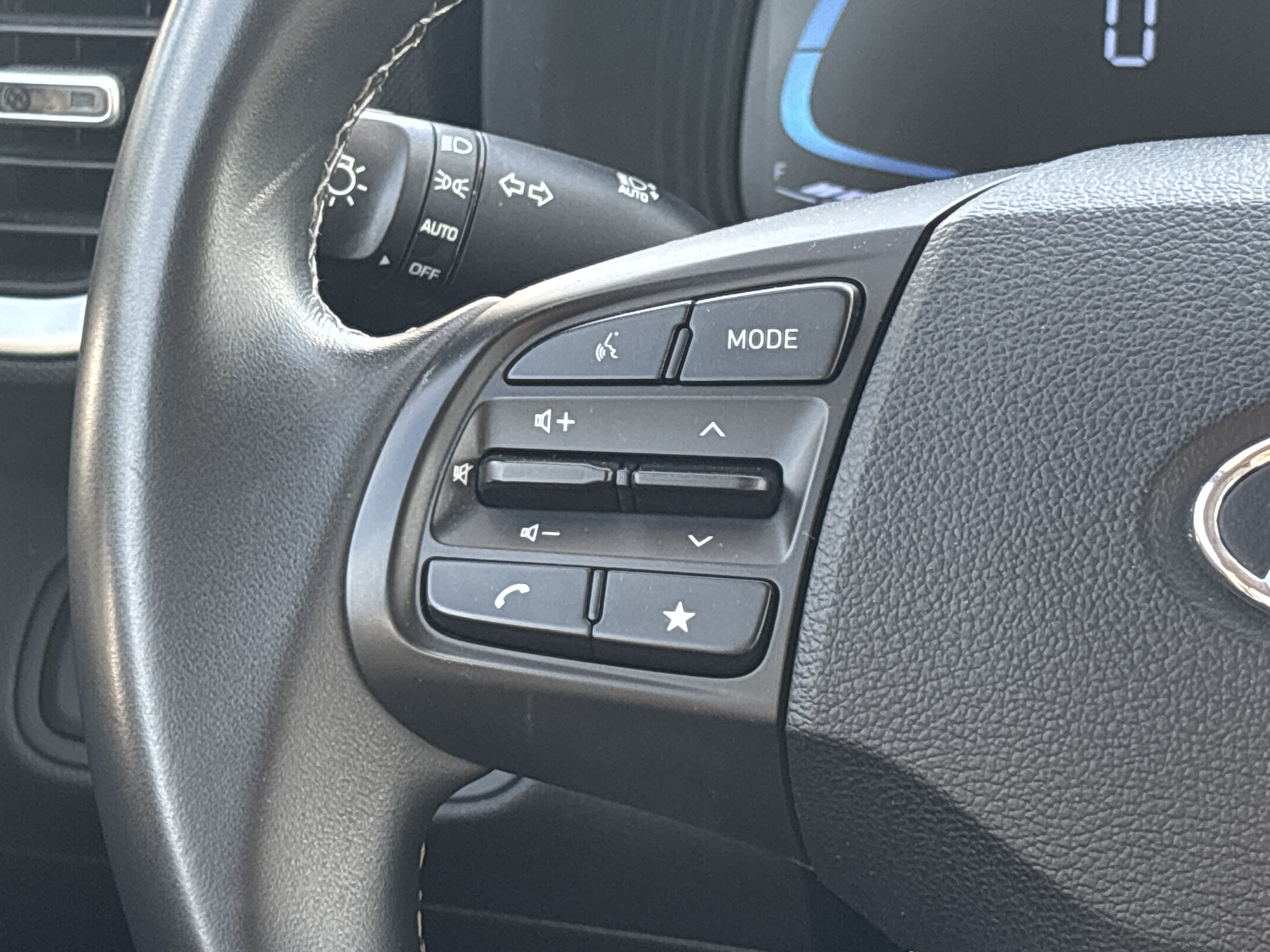 Used 2025 Hyundai Venue SEL FWD image 4