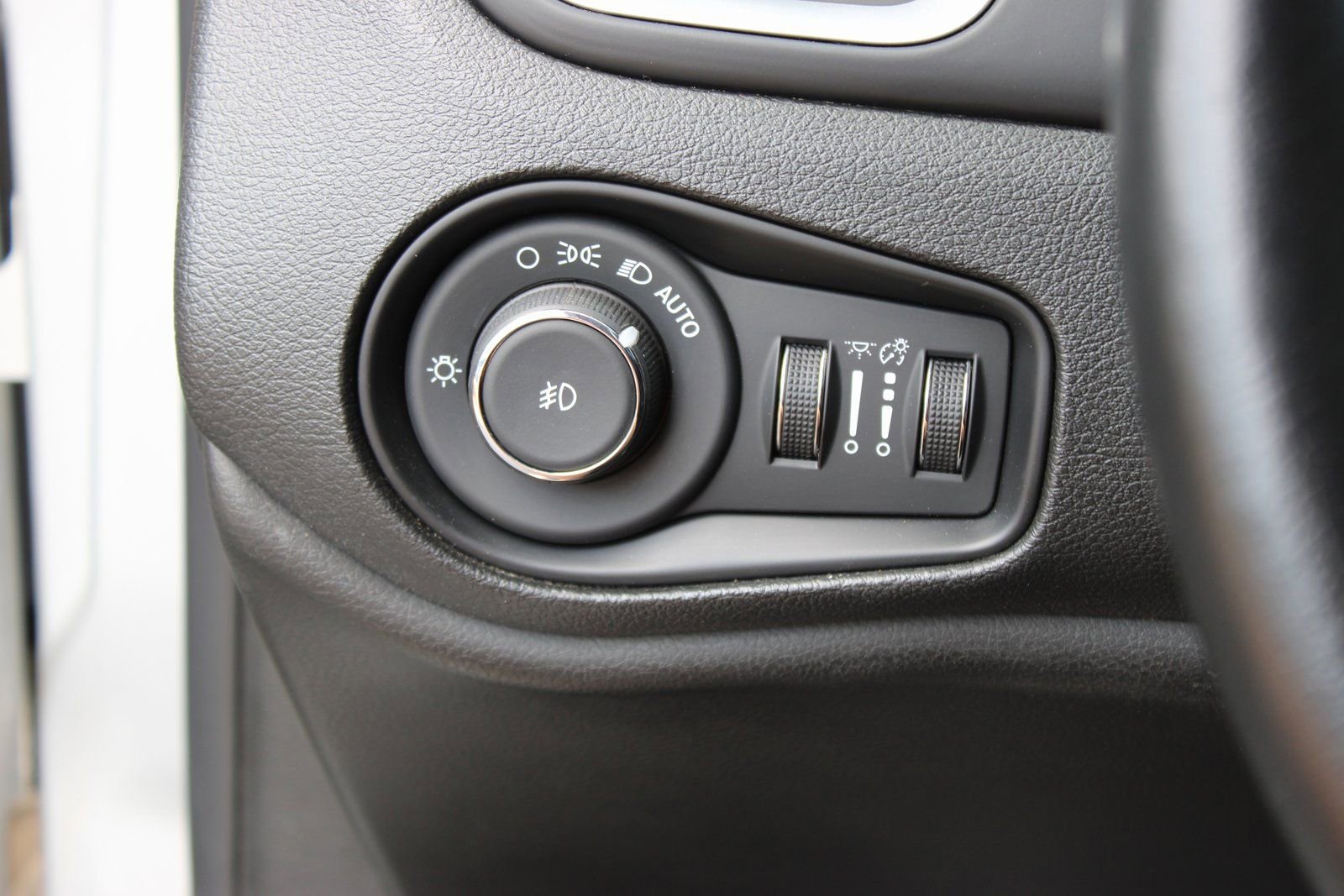 Used 2018 Jeep Renegade Latitude w/ Cold Weather Group AWD/4WD image 20