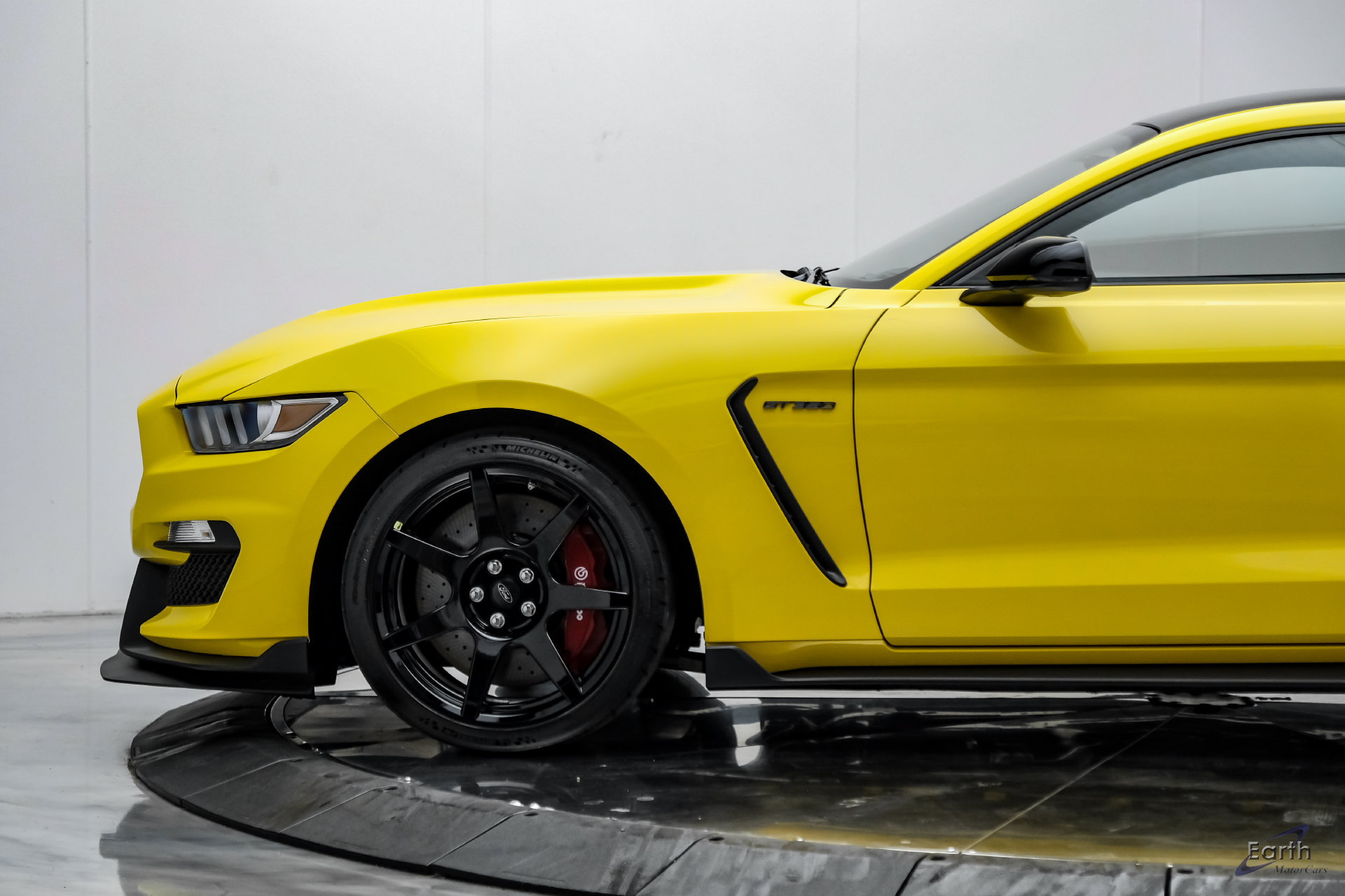Used 2017 Ford Mustang Shelby GT350R w/ GT350R Equipment Group 920A RWD image 8