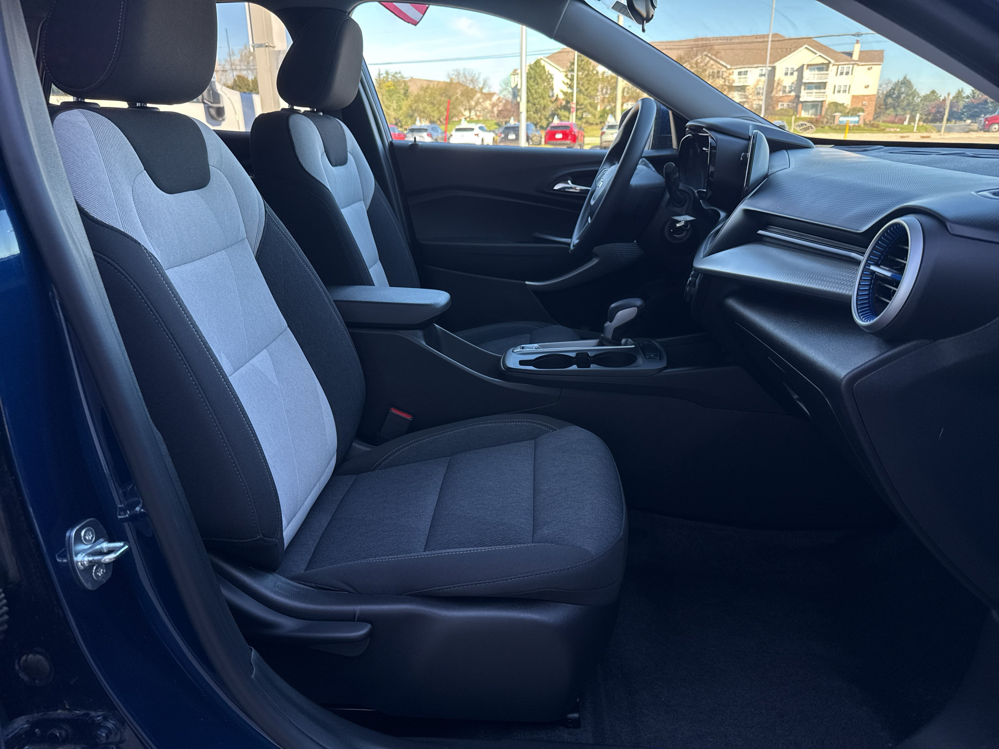 Used 2024 Chevrolet Trax LS w/ LS Convenience Package FWD image 32