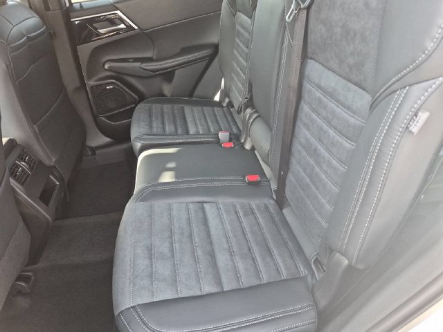 New 2026 Mitsubishi Outlander LE FWD image 30
