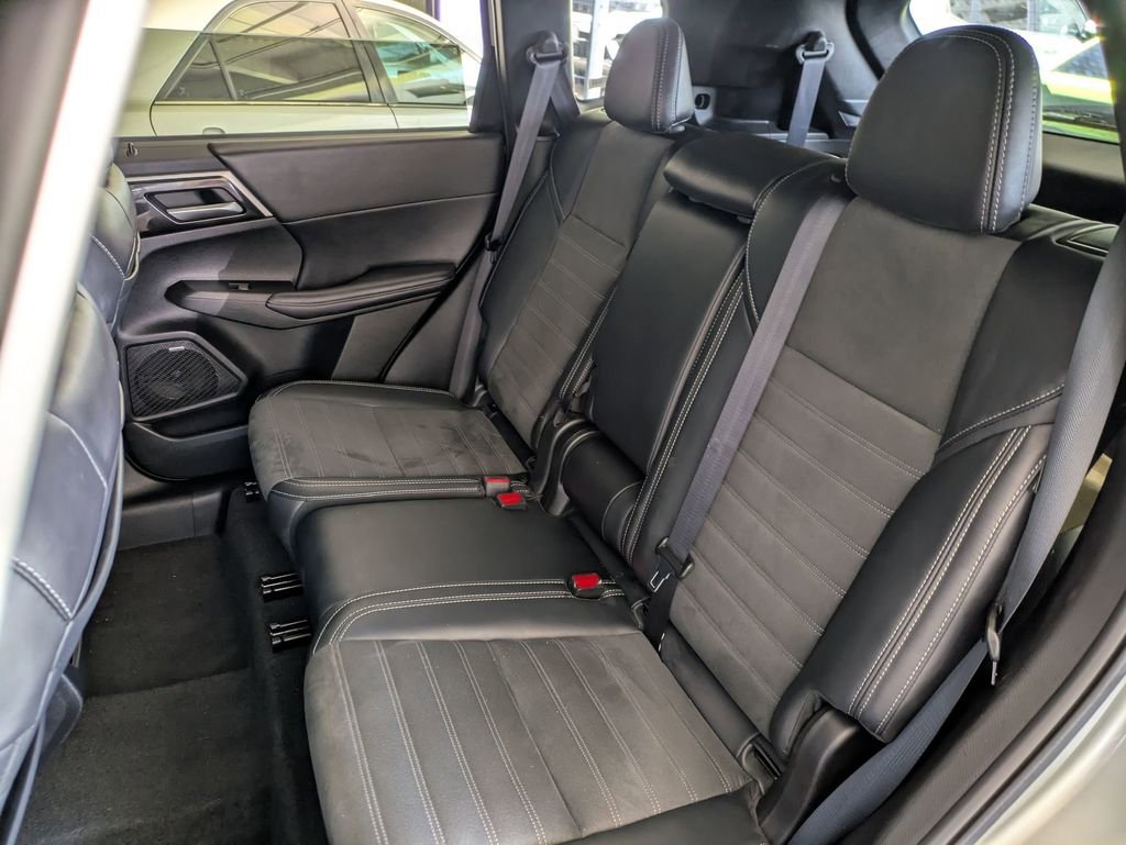 Used 2025 Mitsubishi Outlander SE AWD/4WD image 24