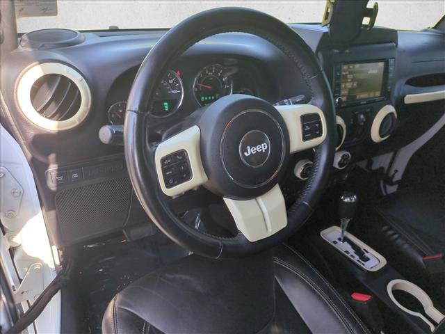 Used 2015 Jeep Wrangler Unlimited Rubicon w/ Connectivity Group AWD/4WD image 10
