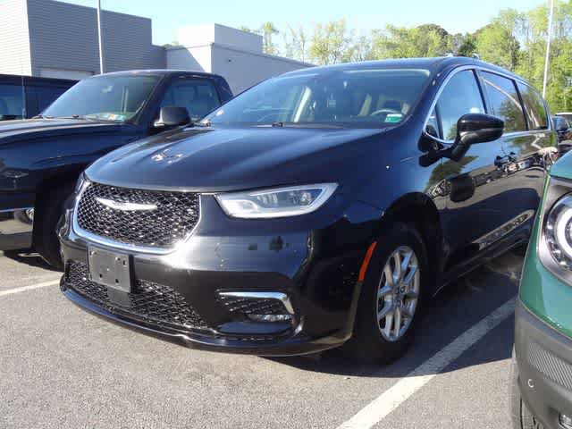 Used 2023 Chrysler Pacifica Touring-L FWD image 1