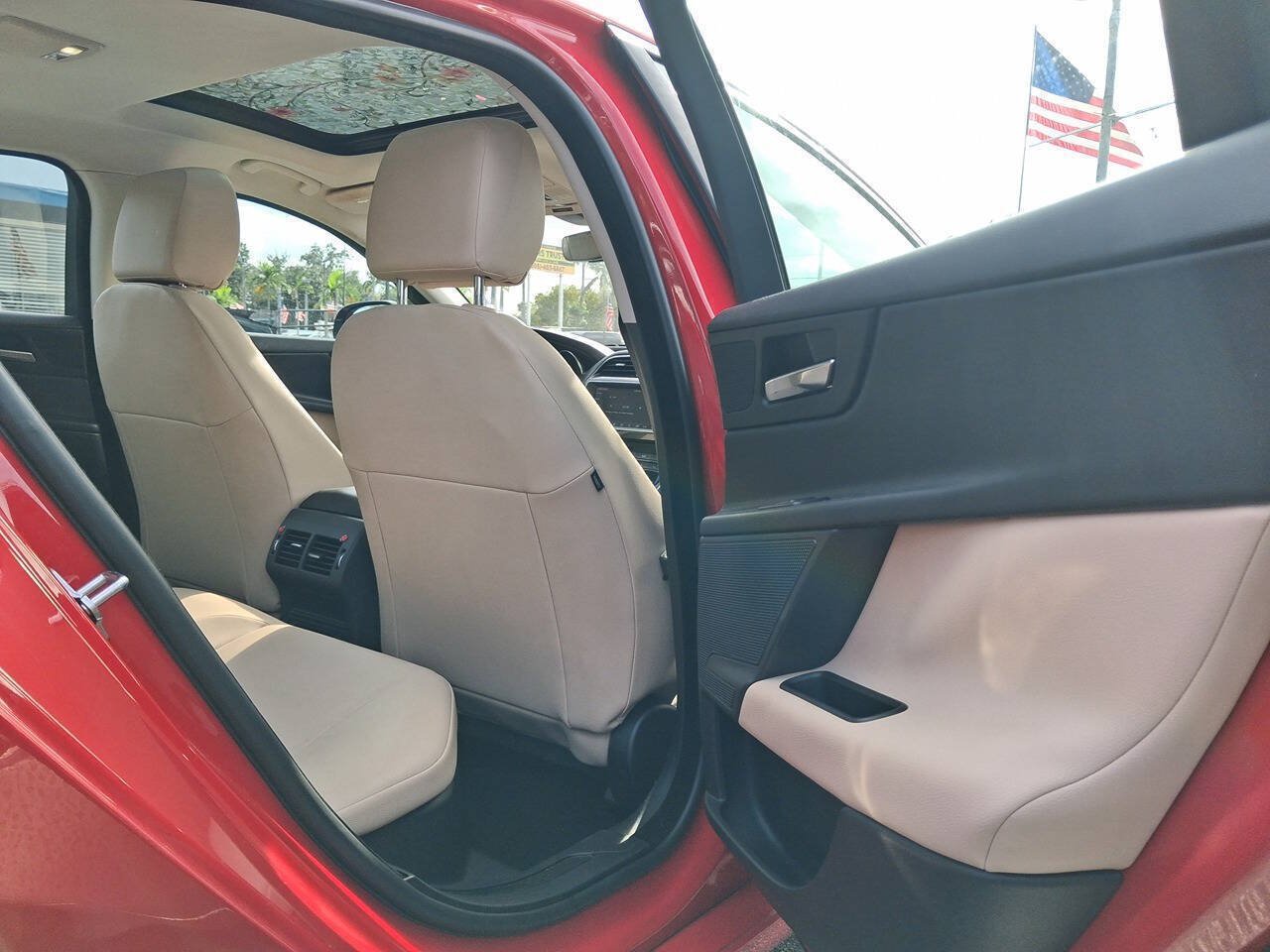 Used 2019 Jaguar XE Premium RWD image 17