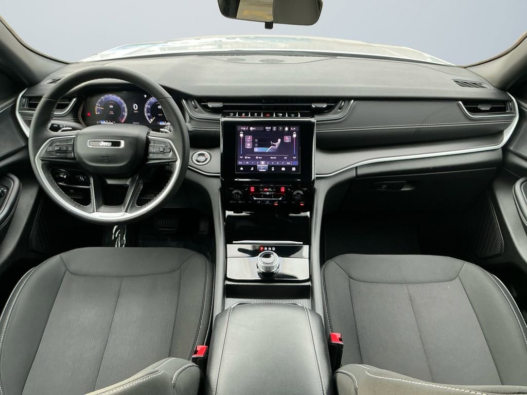 Used 2025 Jeep Grand Cherokee Laredo X w/ Luxury Tech Group I image 12