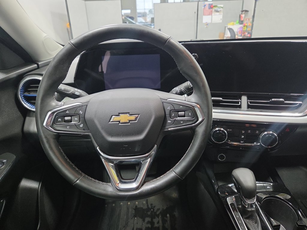 Used 2025 Chevrolet Trax LT w/ LT Convenience Package FWD image 26