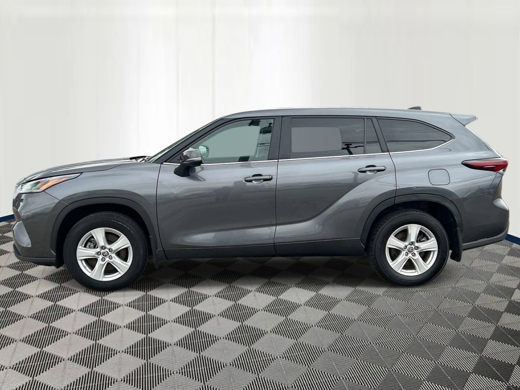 Used 2024 Toyota Highlander LE image 2