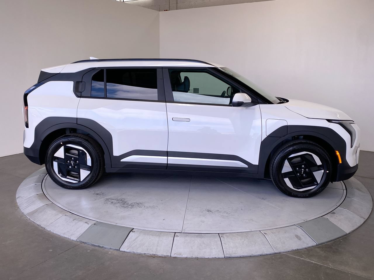 New 2027 Kia EV3 Wind FWD image 6