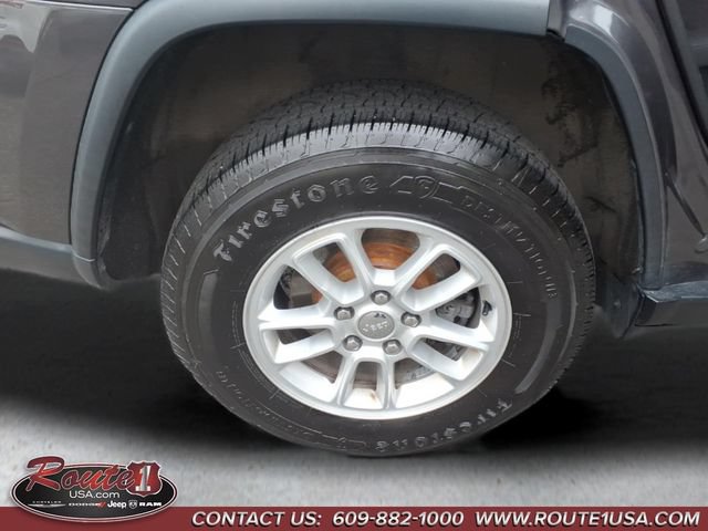 Used 2019 Jeep Grand Cherokee Laredo AWD/4WD image 17