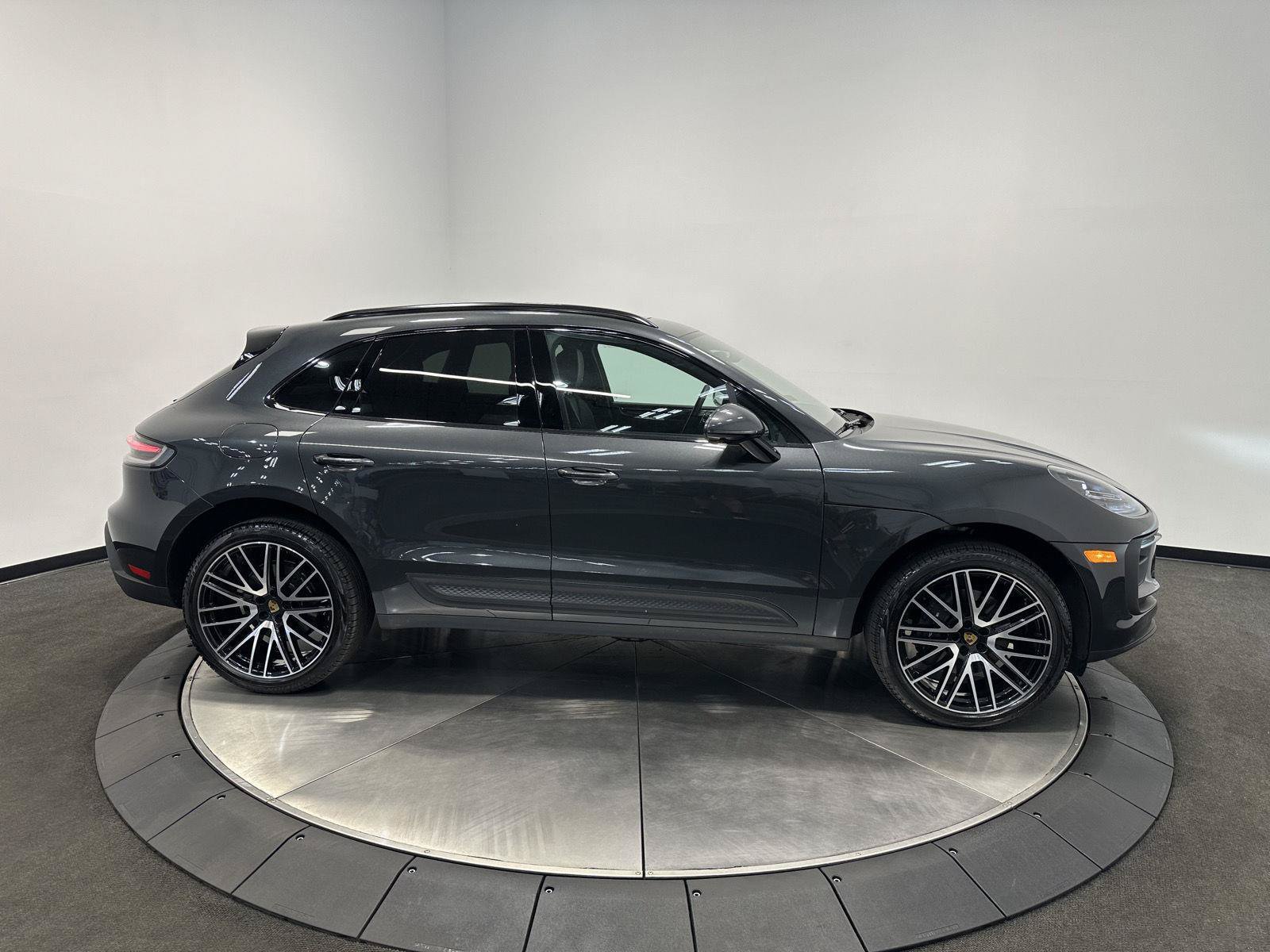 Certified 2026 Porsche Macan AWD/4WD image 8
