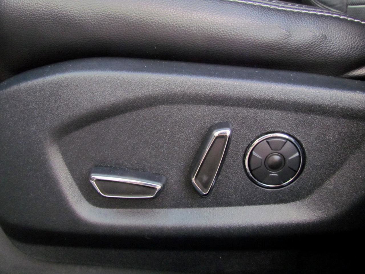 Used 2018 Ford Explorer Limited w/ Equipment Group 301A FWD image 17