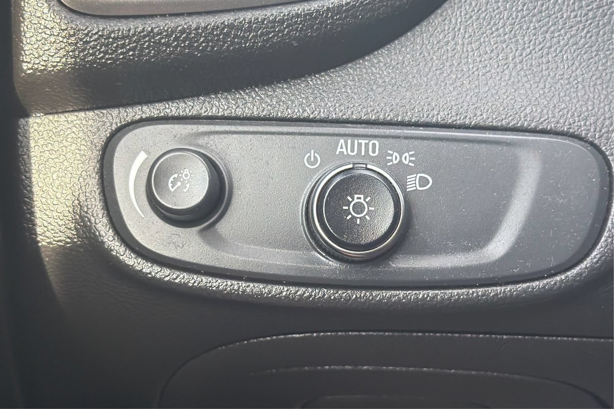 Used 2020 Chevrolet Trax LT w/ LT Convenience Package FWD image 17