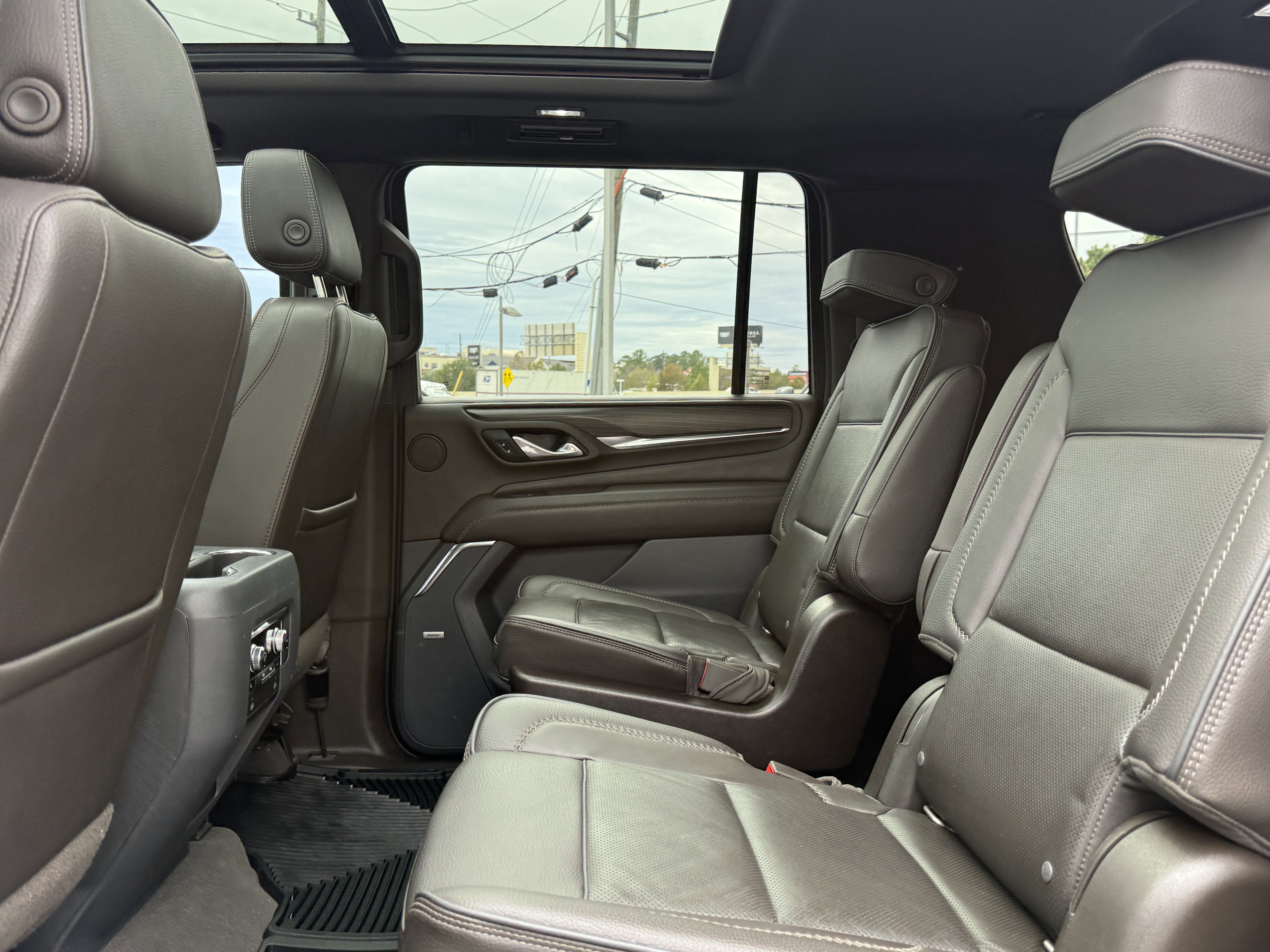 Used 2021 GMC Yukon XL Denali w/ Denali Premium Package image 15