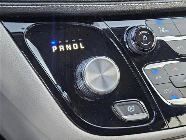 Used 2023 Chrysler Pacifica Touring-L FWD image 14