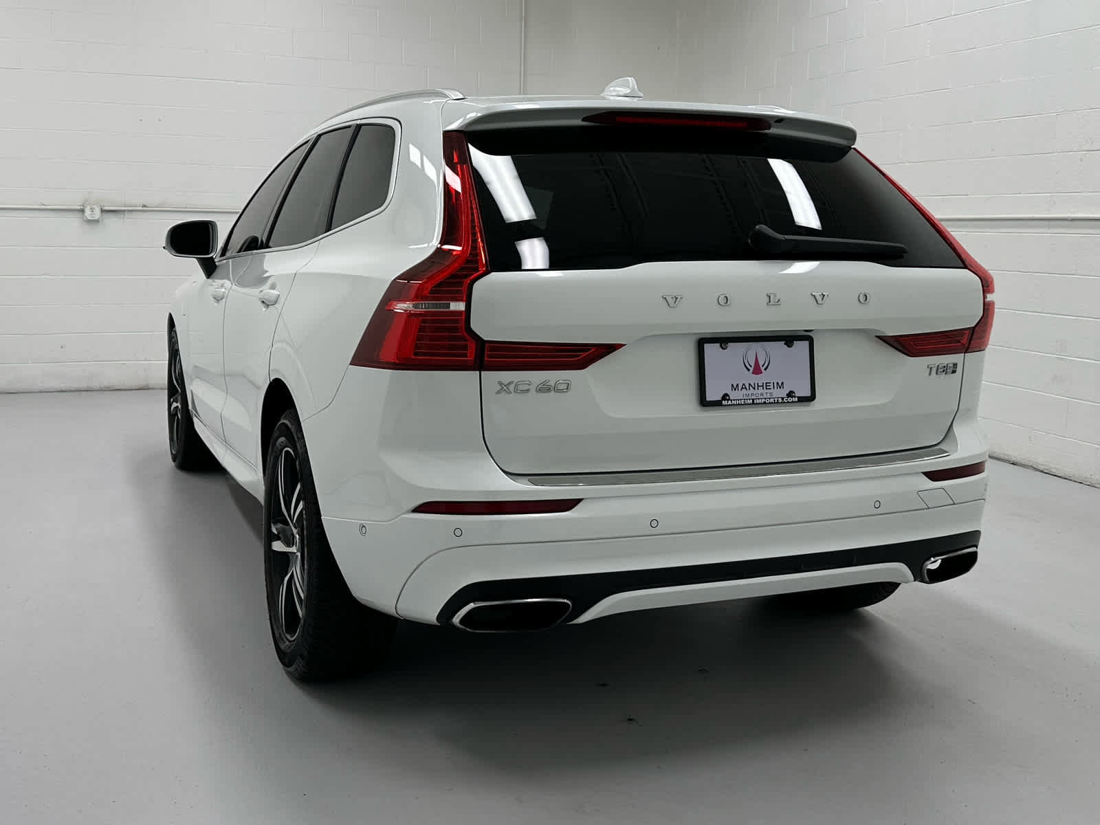 Used 2018 Volvo XC60 T8 R-Design w/ Convenience Package image 8