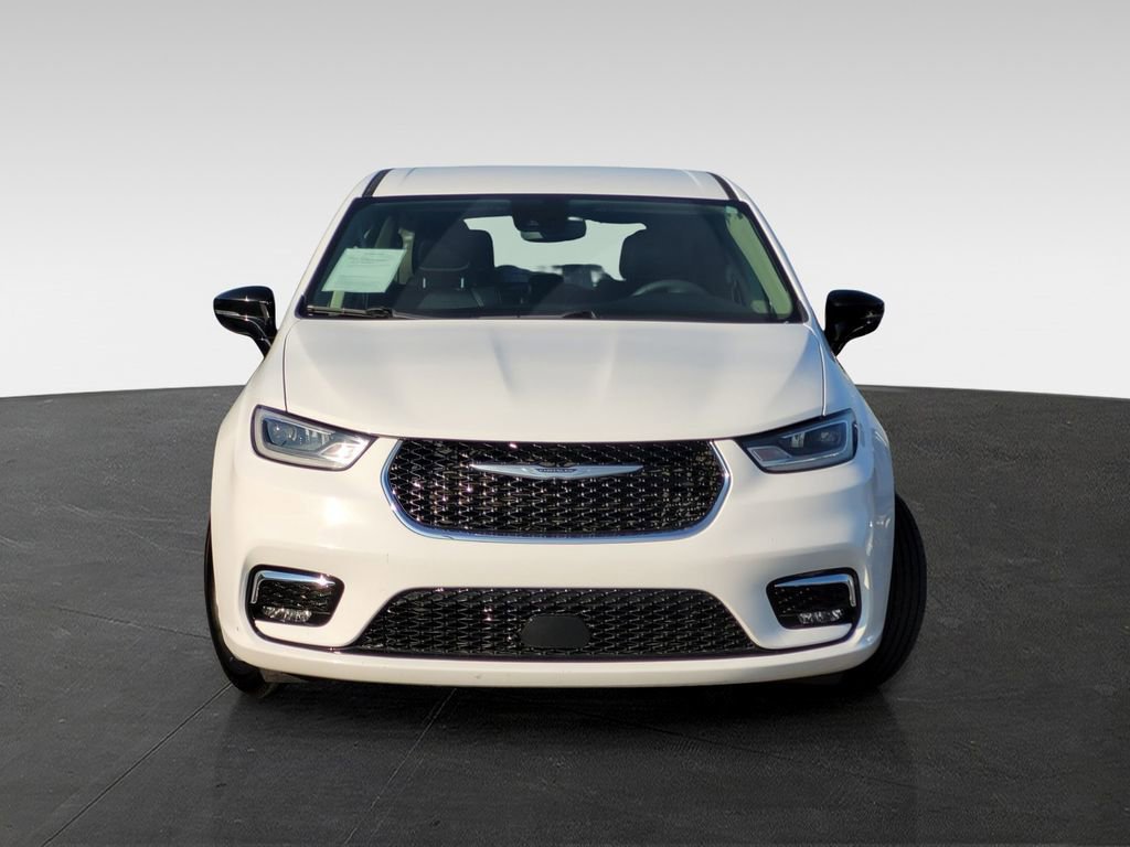 Used 2024 Chrysler Pacifica Touring-L image 2