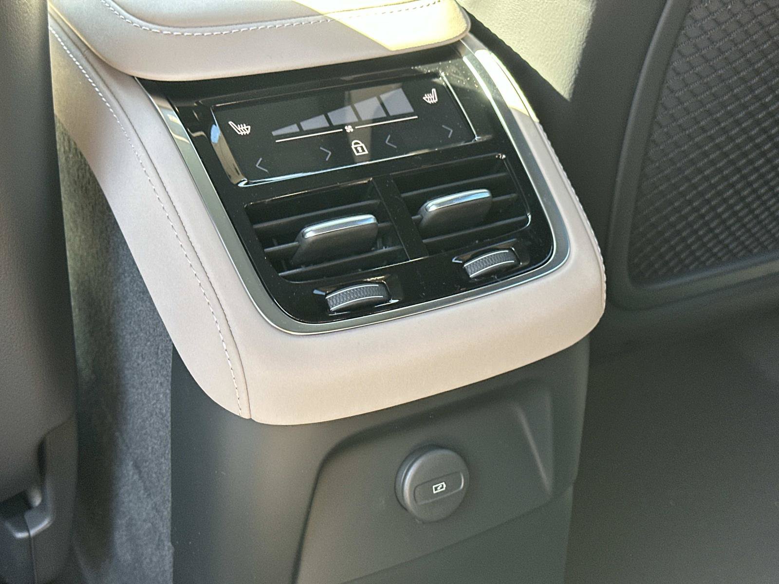 New 2026 Volvo XC90 T8 Plus AWD/4WD image 10