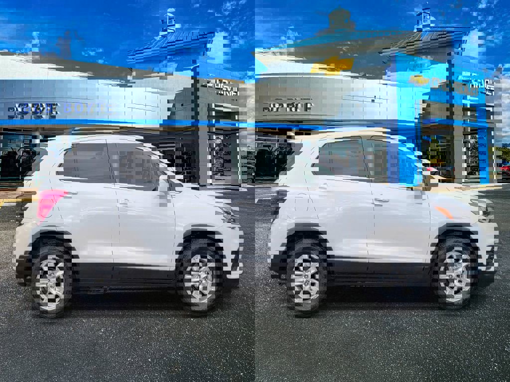 Used 2020 Chevrolet Trax LT w/ LT Convenience Package image 2